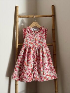 Dress from the brand NECK & NECK (European). 
Sleeveless Floral Button-Front Kid